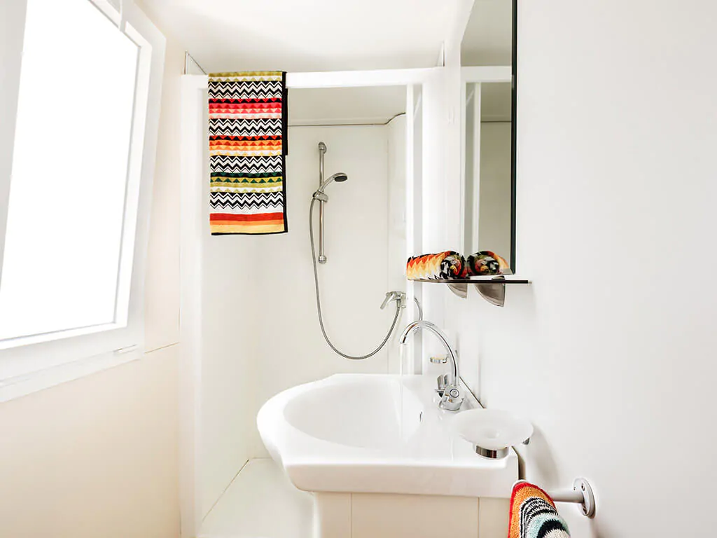 camping-village-baia-blu-la-tortuga-mobile-home-blu-romantic-bathroom