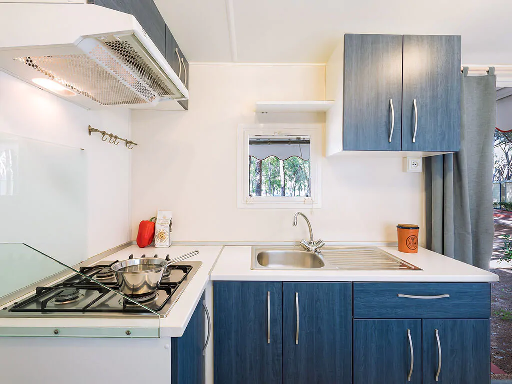 camping-village-baia-blu-la-tortuga-mobile-home-blu-romantic-kitchen