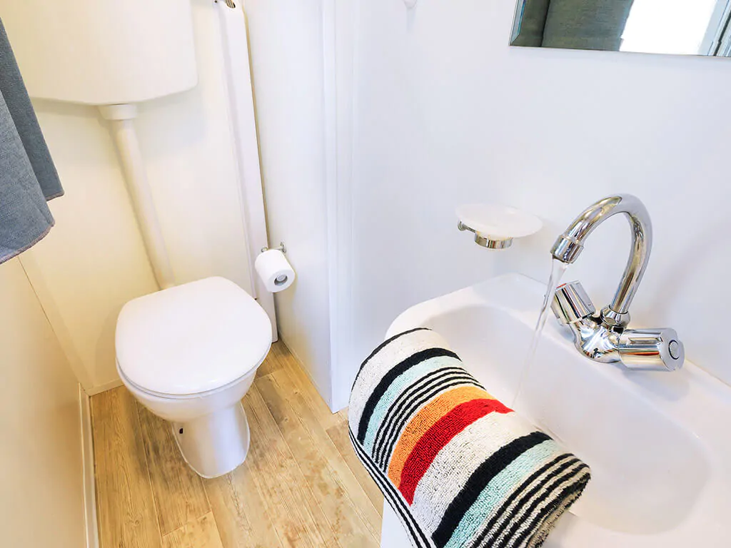 camping-village-baia-blu-la-tortuga-mobile-home-blu-romantic-toilet