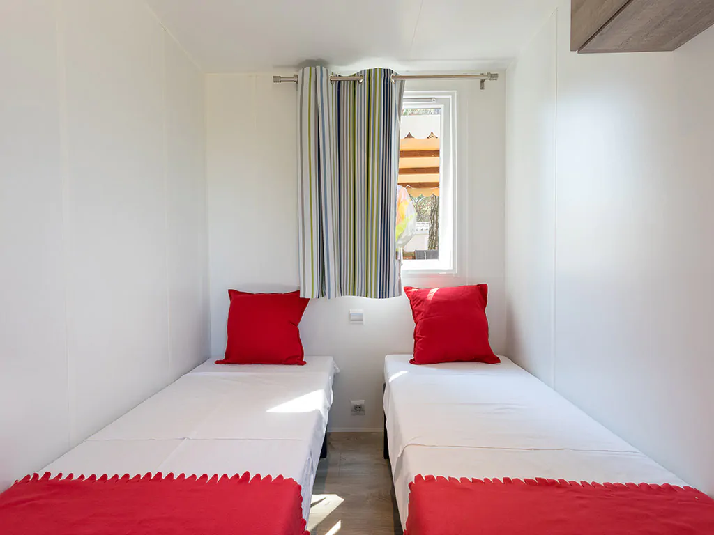 camping-village-cavallino-mobile-home-baia-classic-new-bedroom-2