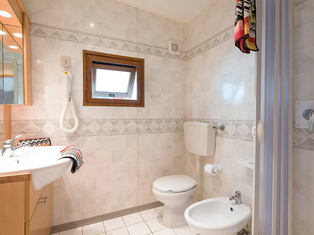 camping-village-cavallino-mobile-home-baia-lux-bathroom