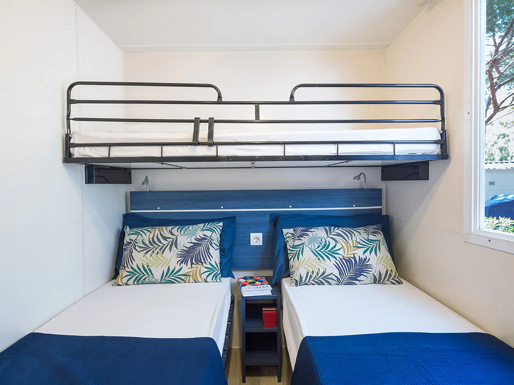 camping-village-cavallino-mobile-home-blu-romantic-bedroom