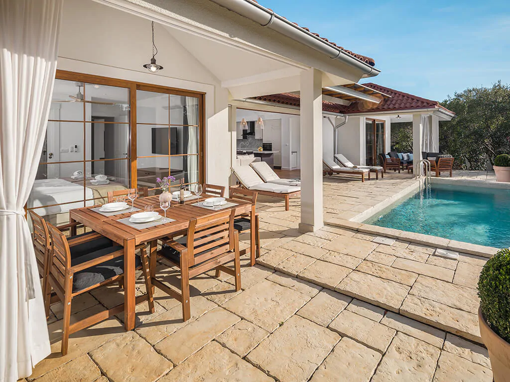 campsite-mon-perin-porto-bus-beachside-villa-dining-table-terrace