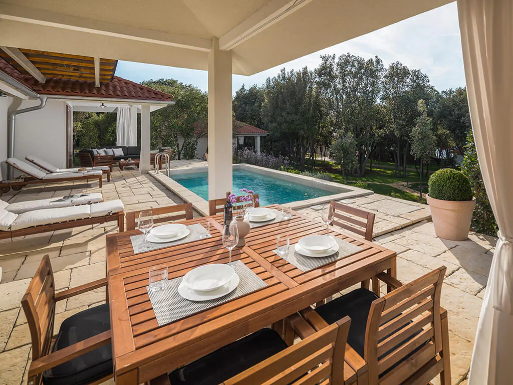 campsite-mon-perin-porto-bus-beachside-villa-dining-table