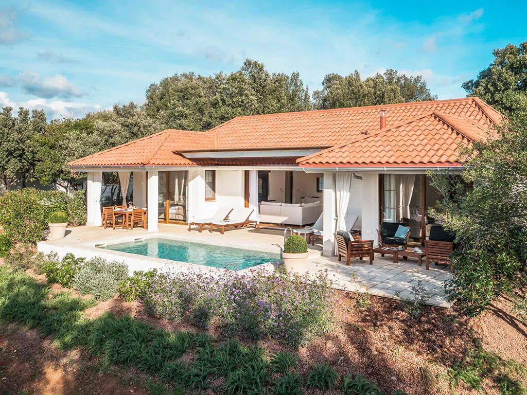campsite-mon-perin-porto-bus-beachside-villa-exterior-pool-i