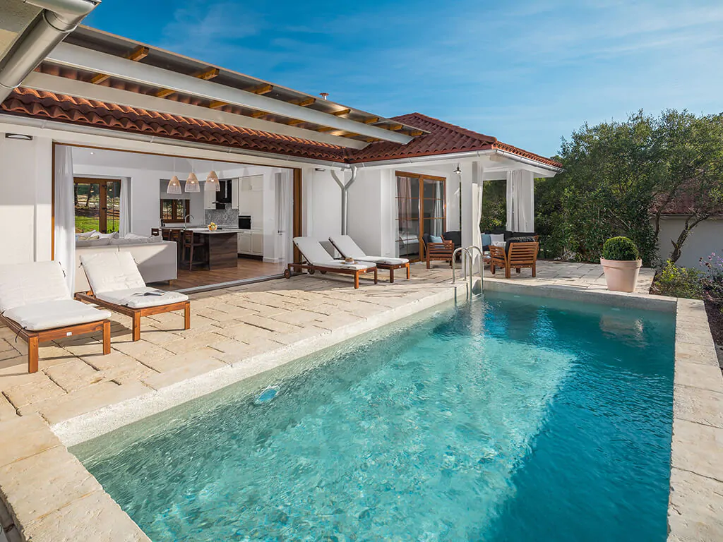 campsite-mon-perin-porto-bus-beachside-villa-exterior-pool