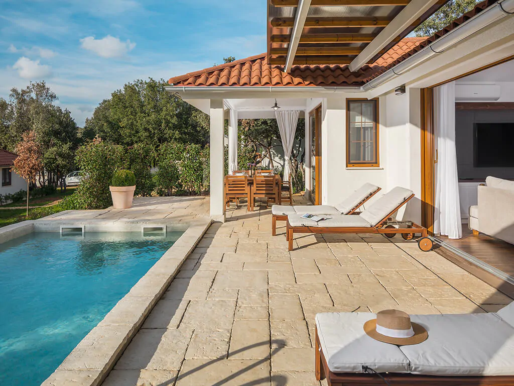campsite-mon-perin-porto-bus-beachside-villa-pool-sunbeds-exterior