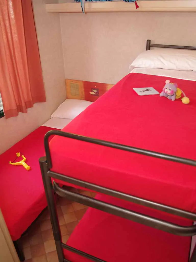 mobile-home-happy-classic-bedroom-2-2