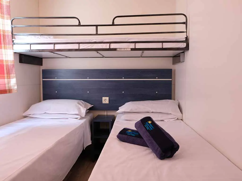 mobile-home-happy-standard-bedroom-2-2