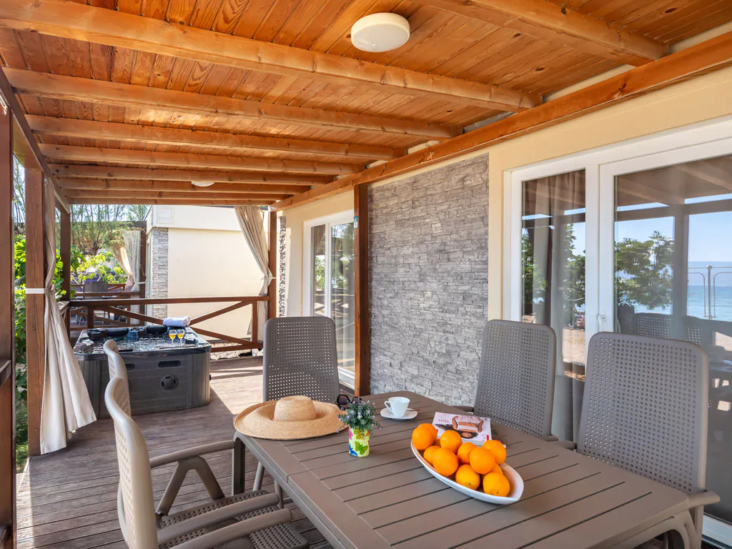 campsite-galeb-mobile-home-sunshine-premium-jacuzzi-exterior-jacuzzi-table