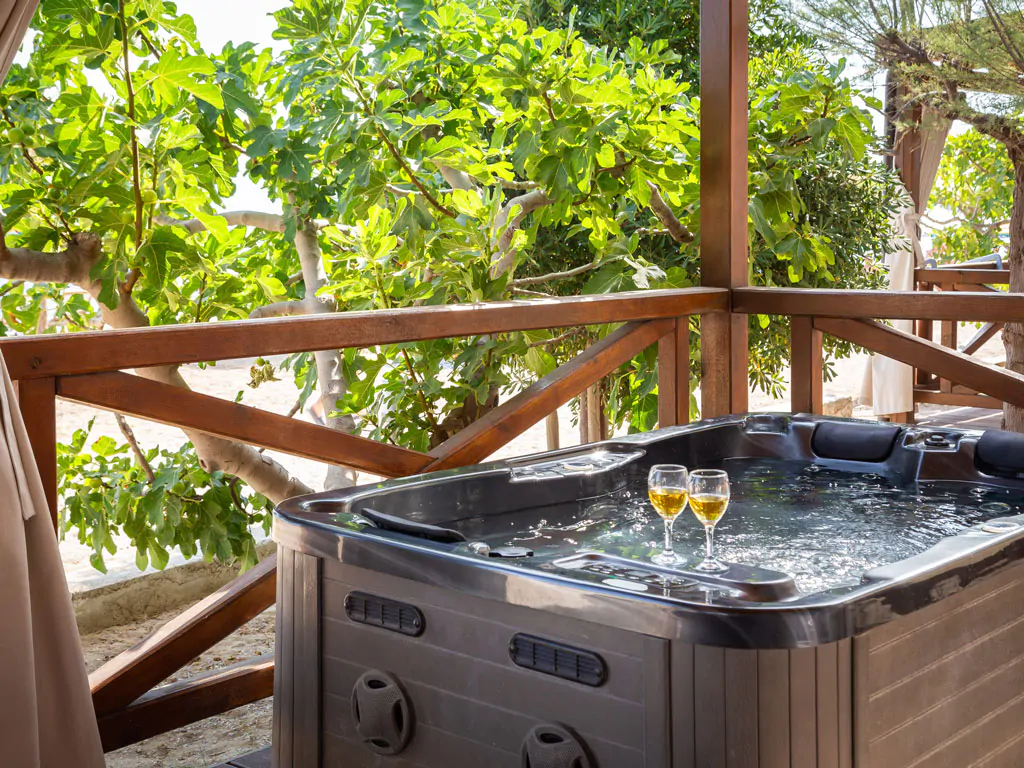 campsite-galeb-mobile-home-sunshine-premium-jacuzzi-exterior-jacuzzi
