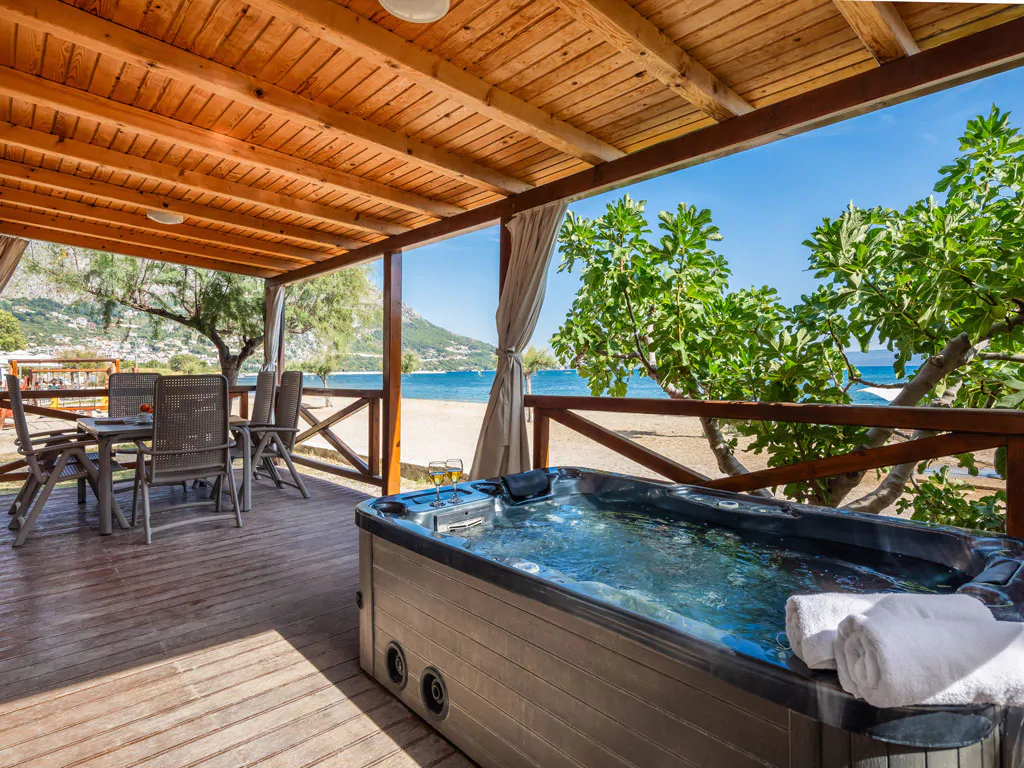 campsite-galeb-mobile-home-sunshine-premium-jacuzzi-exterior-terrace-jacuzzi-sea-view