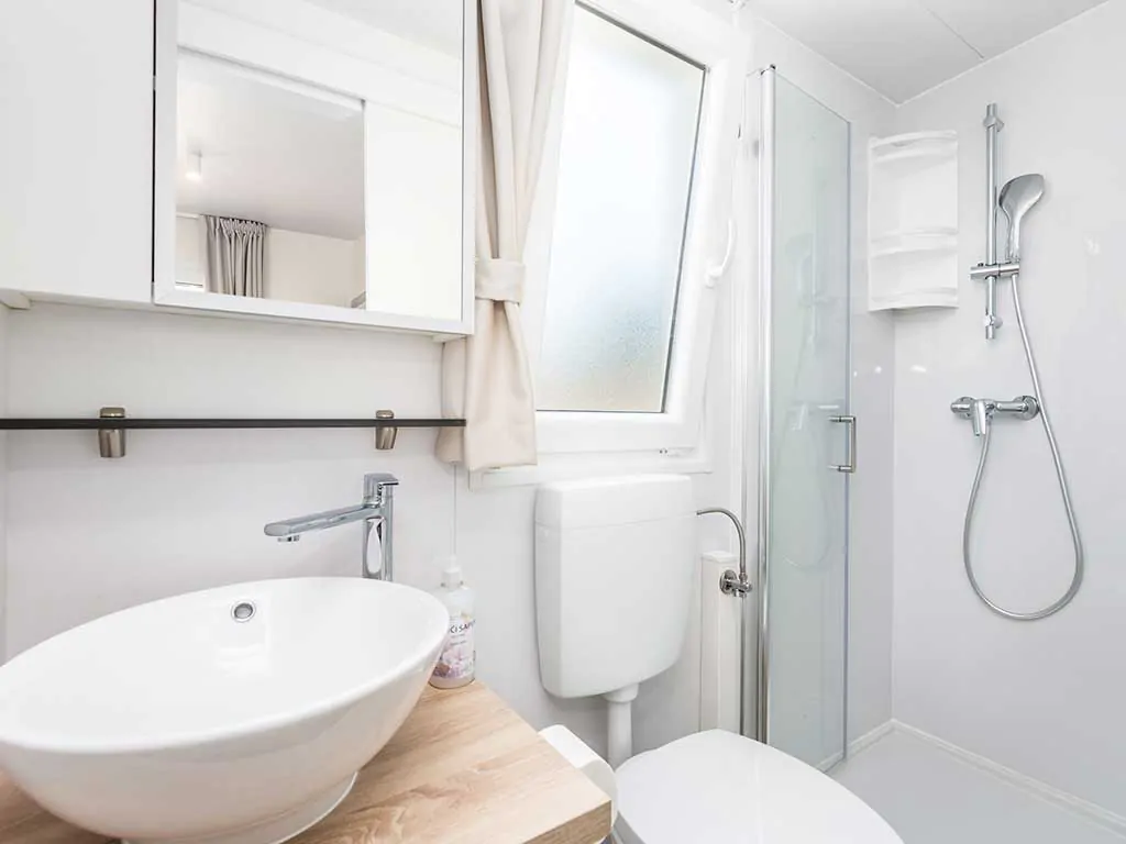 campsite-omisalj-deluxe-seaview-1-row-bathroom