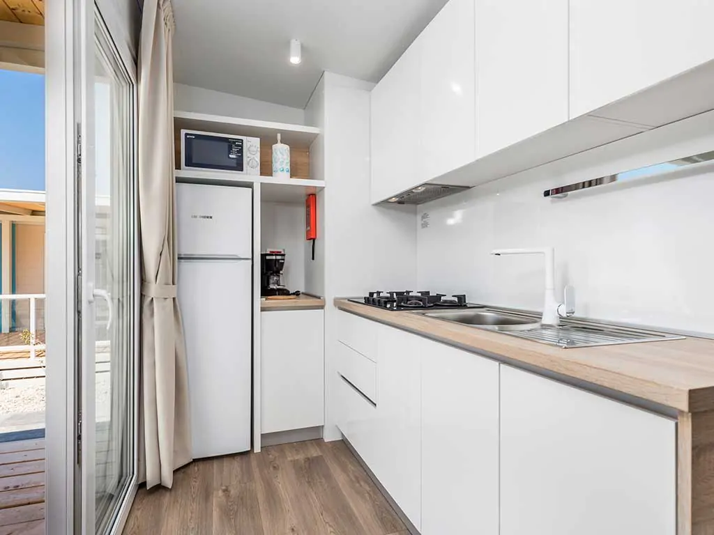 campsite-omisalj-deluxe-seaview-1-row-kitchen