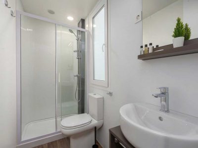 campsite-park-polidor-family-jacuzzy-bathroom
