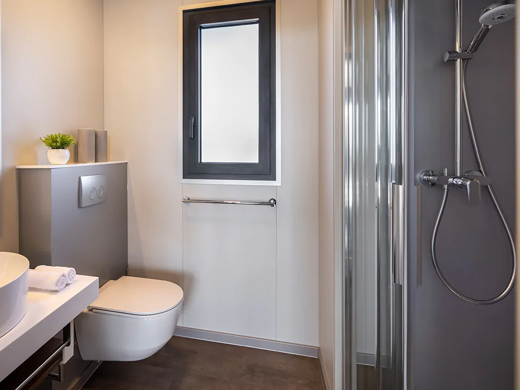 istra_premium_camping_resort_orlandin_premium_camping_villa_with_private_pool_shower_bathroom