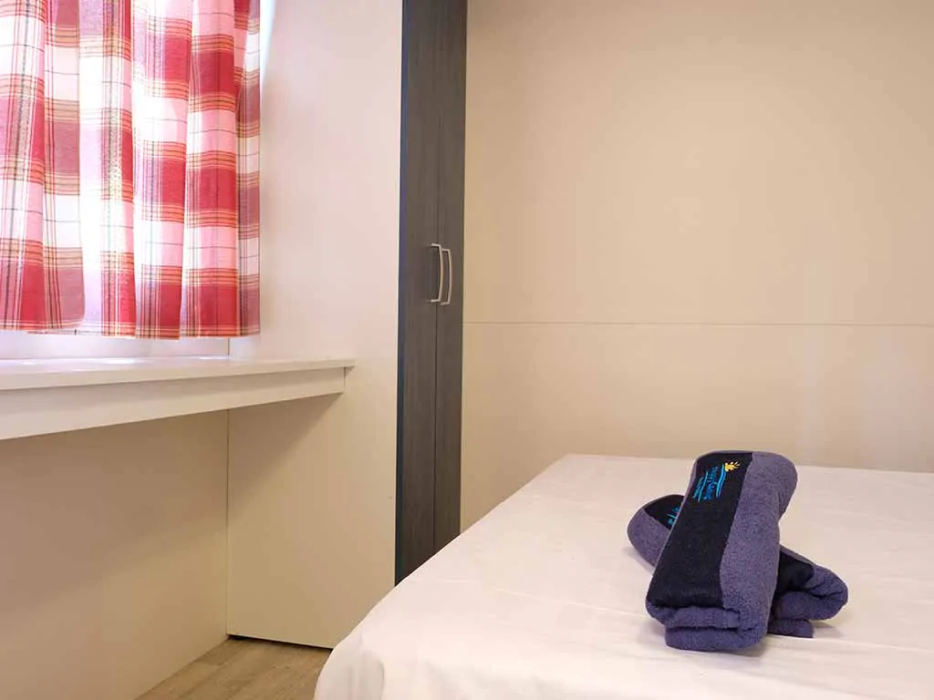 mobile-home-happy-standard-bedroom-5