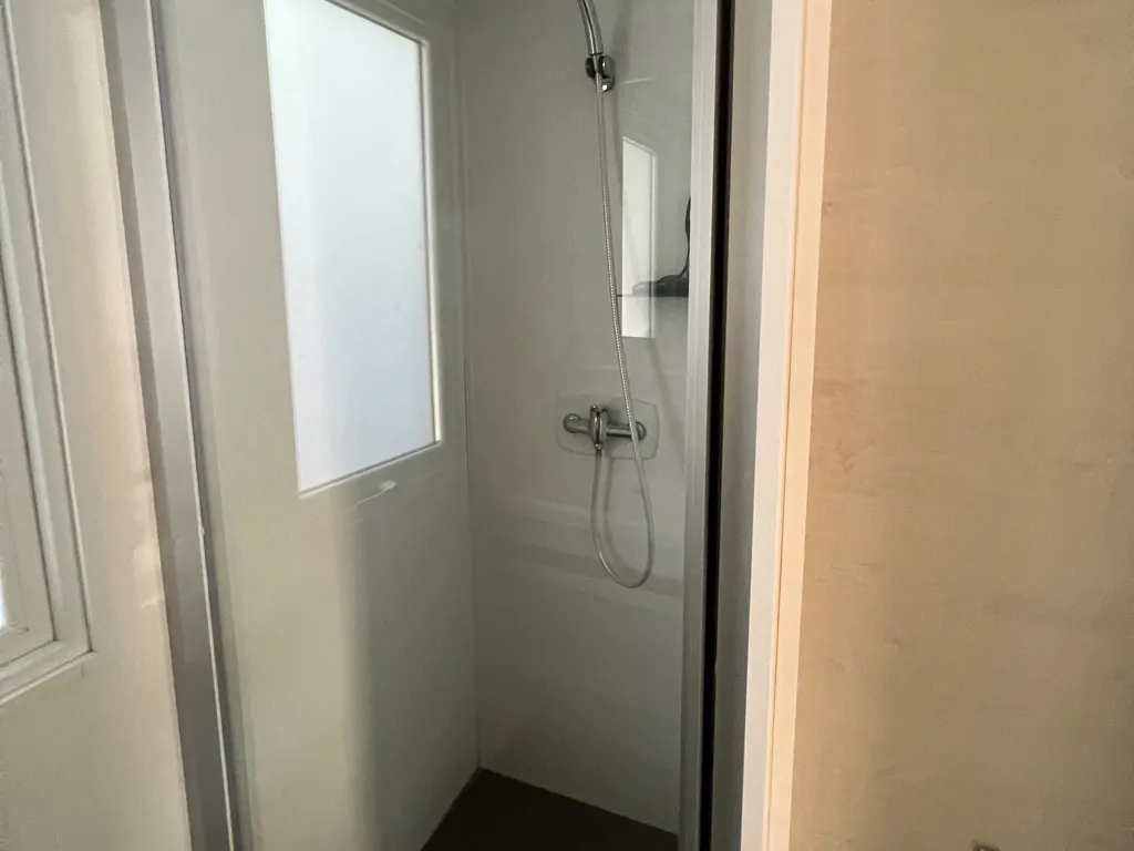 mobile-home-riviera-860-3-cd-interior-bathroom-2