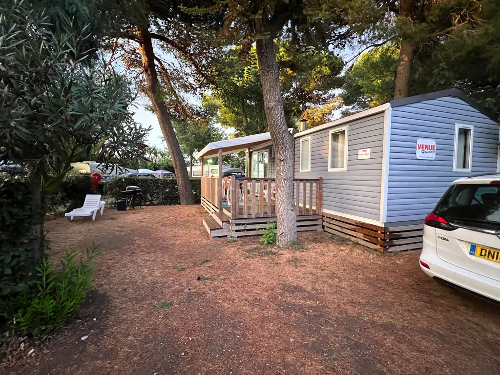 riviera-860-3-cd-exterior-mobile-home-garder-area
