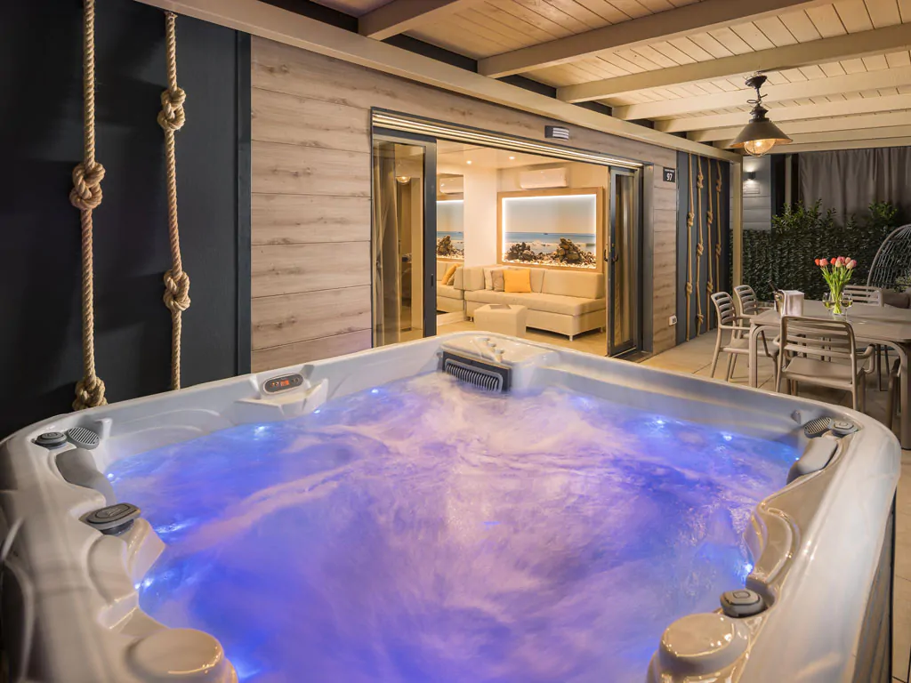 camping-santa-marina-luxury-marine-villa-exterior-jaquzzi-i