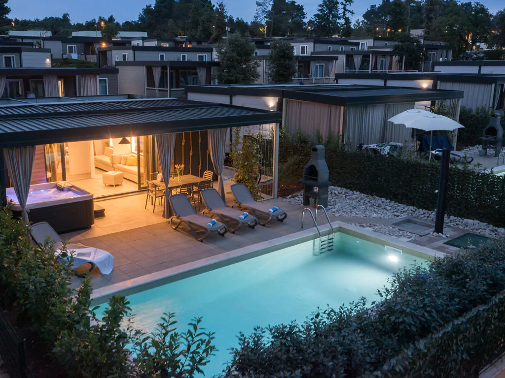 camping-santa-marina-luxury-marine-villa-exterior-pool-iv