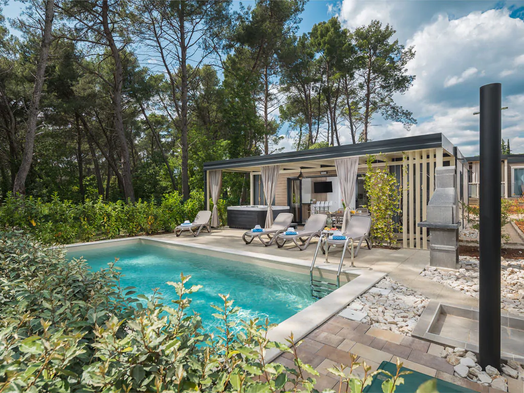 camping-santa-marina-luxury-marine-villa-exterior-pool-v