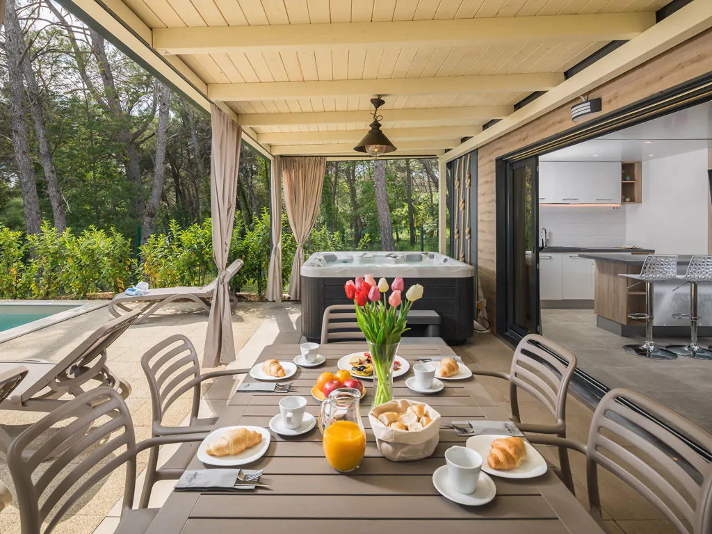 camping-santa-marina-luxury-marine-villa-exterior-terrace-ii