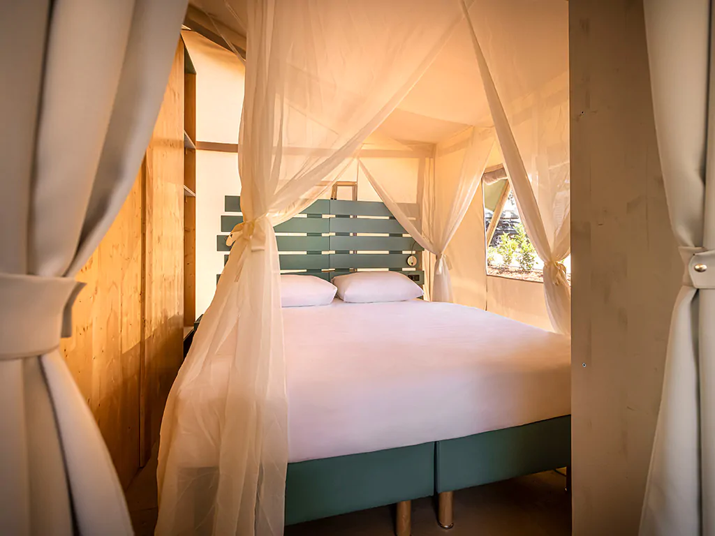 glamping-tent-safari-amarin-bedroom-queen-size-bed