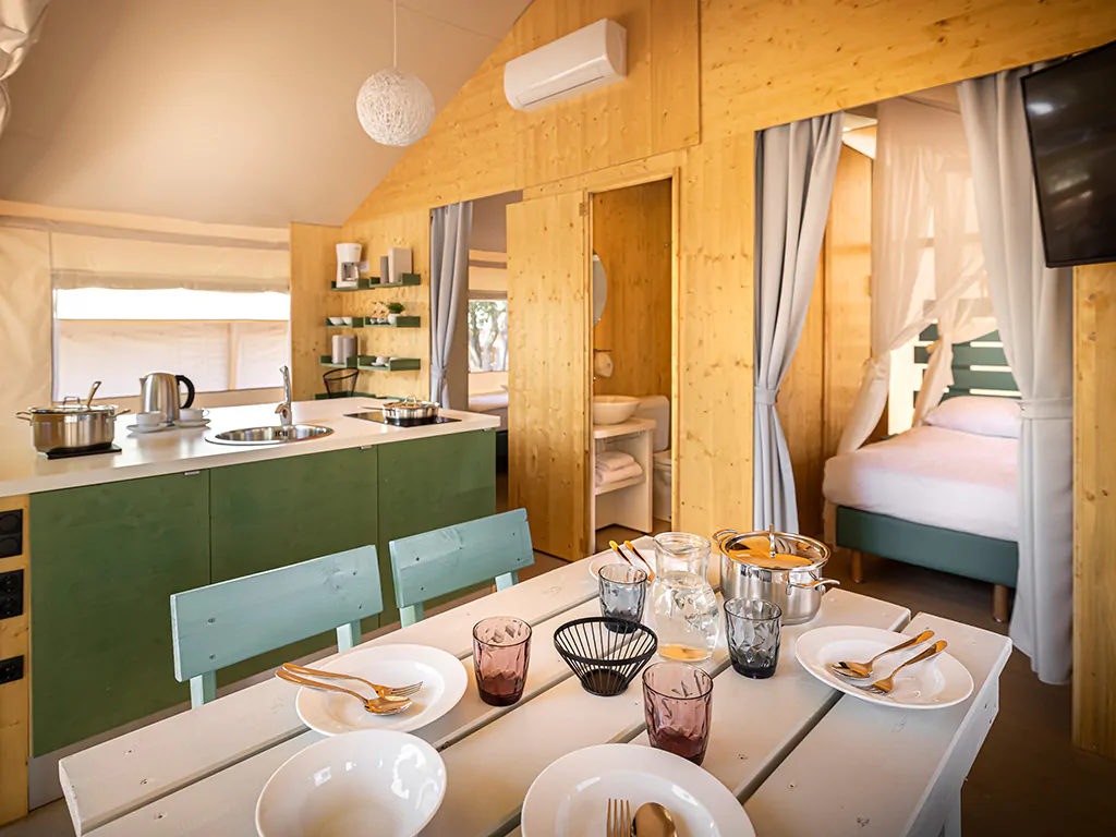 glamping-tent-safari-amarin-dining-area-and-kitchen