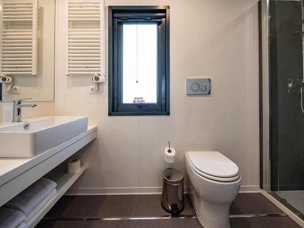 camping-arena-stoja-deluxe-camping-villa-sea-view-interior-bathroom-i