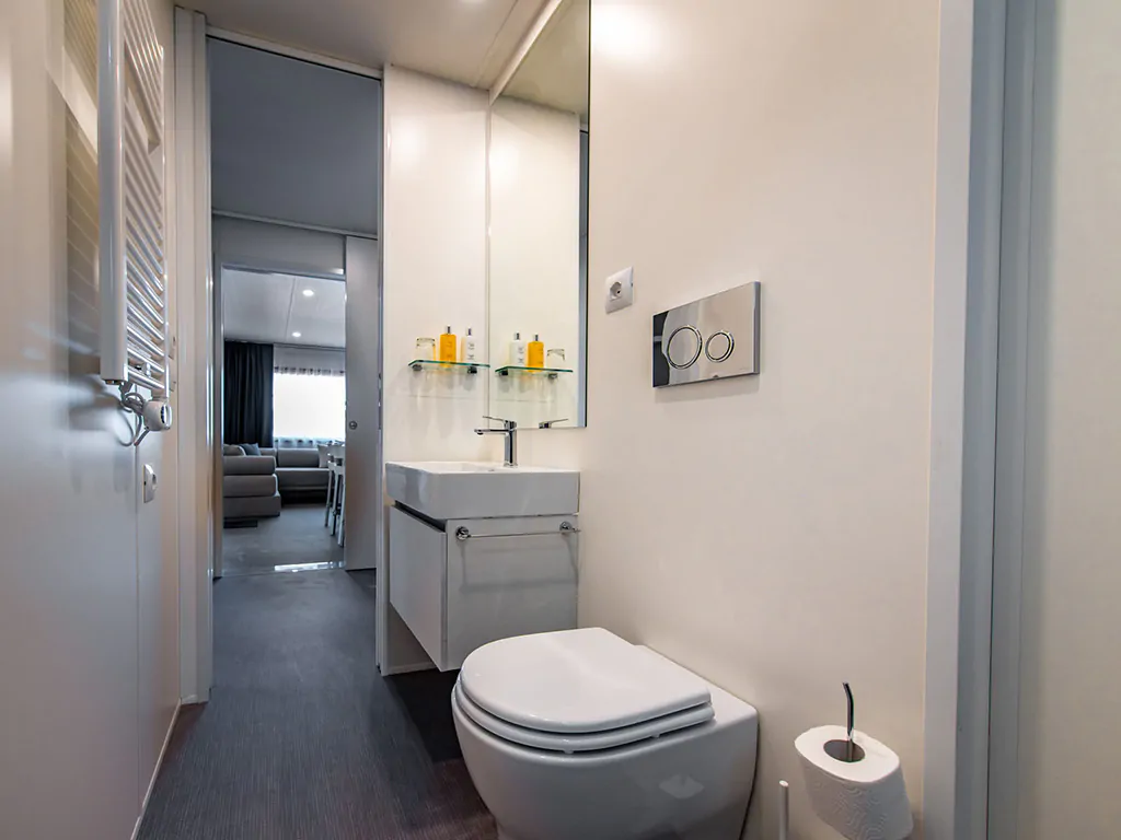 camping-arena-stoja-deluxe-camping-villa-sea-view-interior-bathroom