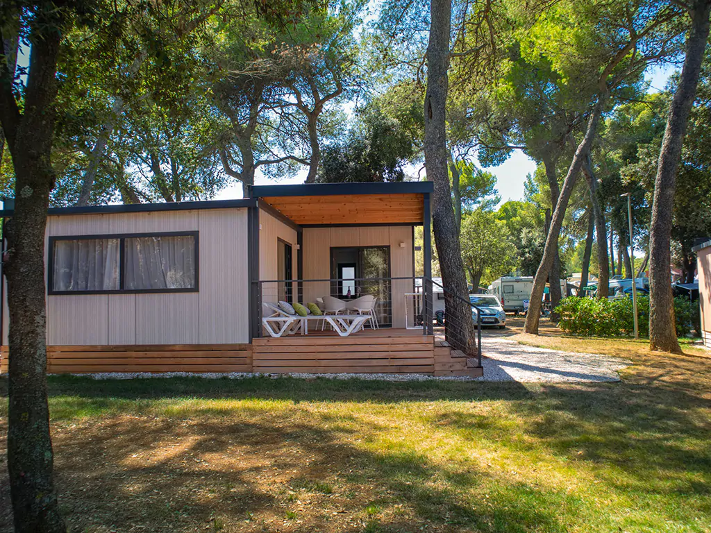 camping-stoja-deluxe-camping-villa-exterior-sunbeds