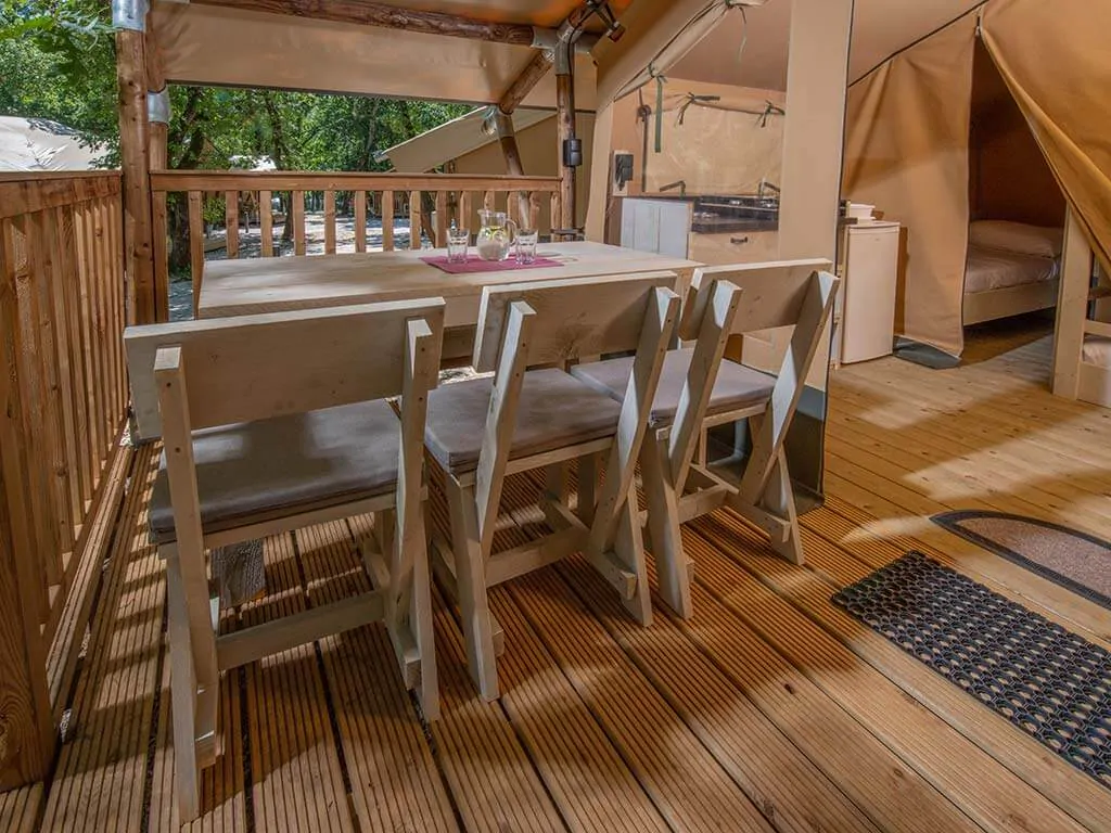 equipped-tent-glamping-terrace-2