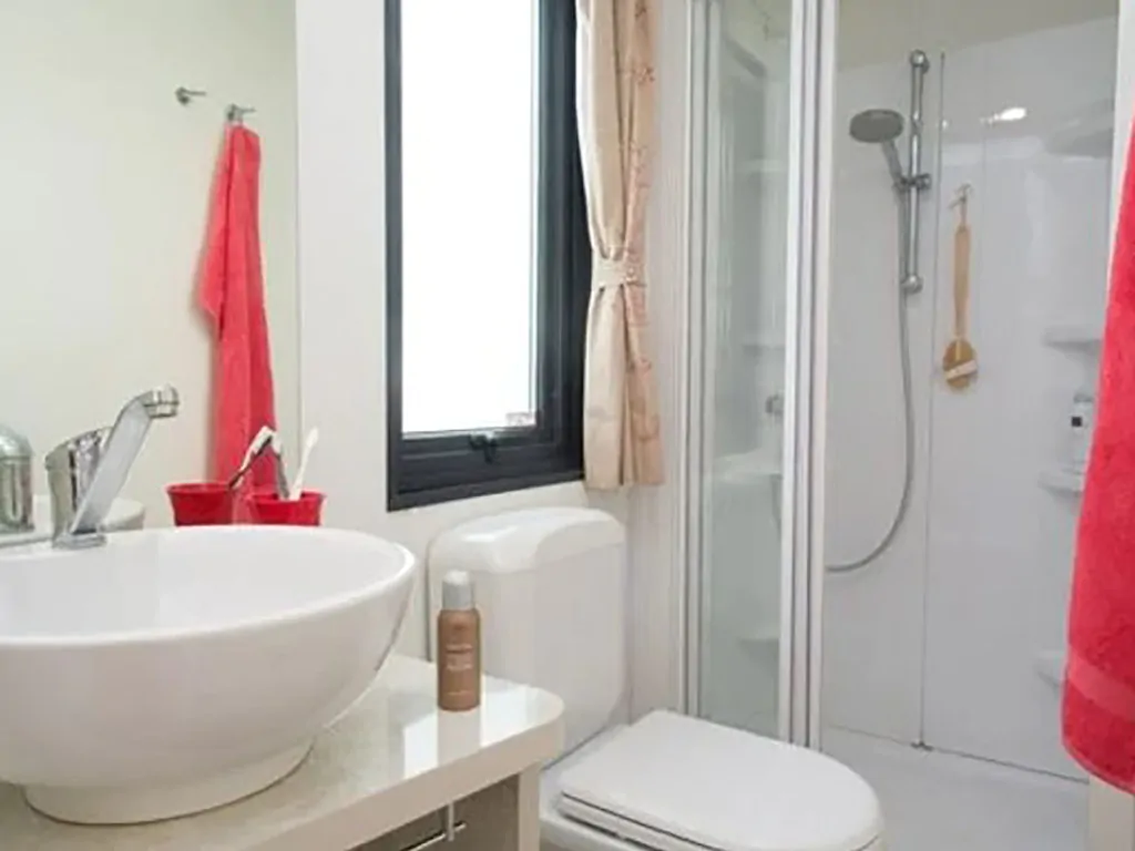 amadra-park-sibenik-mobile-home-comfort-interior-bathroom