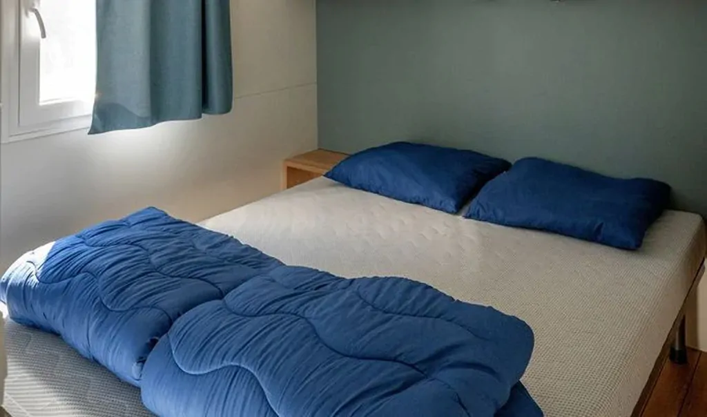amadria-park-camping-sibenik-comfort-interior-double-bed