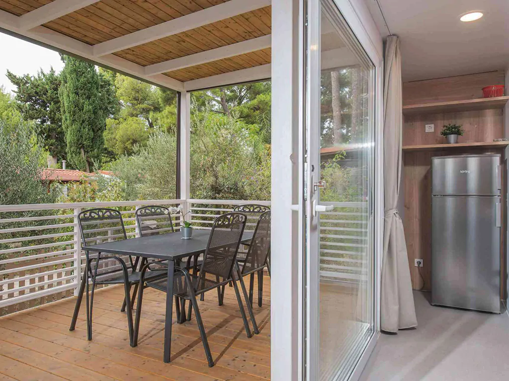 campsite-stobrec-mobile-home-comfort-plus-exterior-dining-table