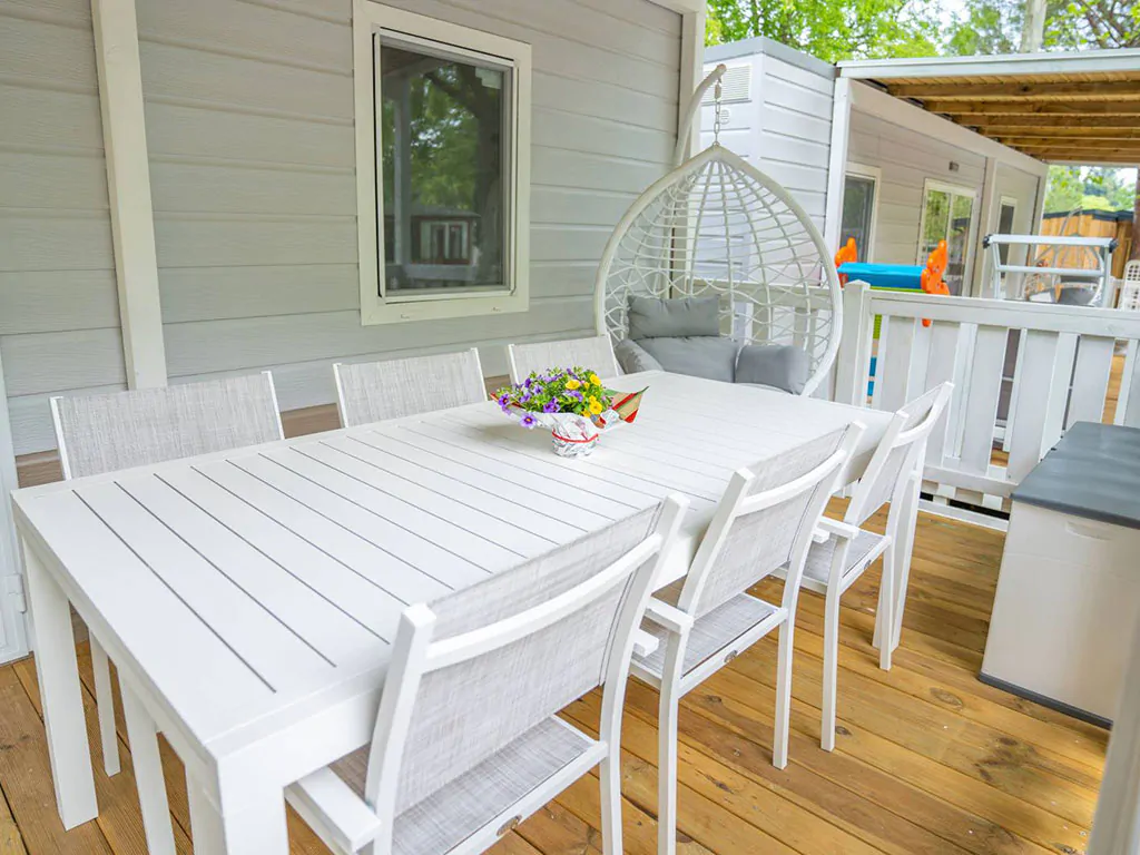happy-superior-mobile-home-exterier-terace-table-3