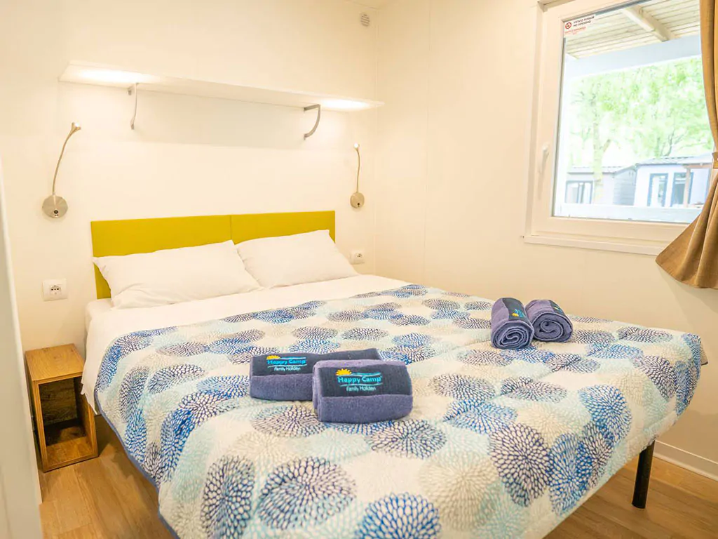 happy-superior-mobile-home-interier-bedroom-double-bed-3