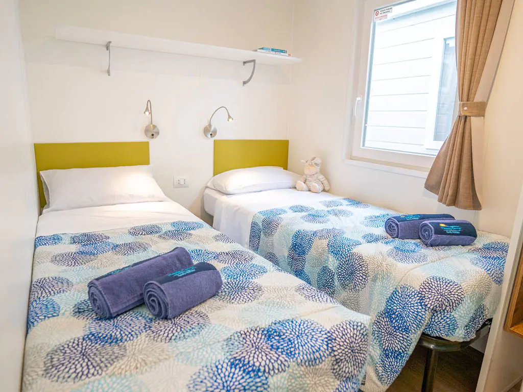 happy-superior-mobile-home-interier-bedroom-single-beds-different-angle-3