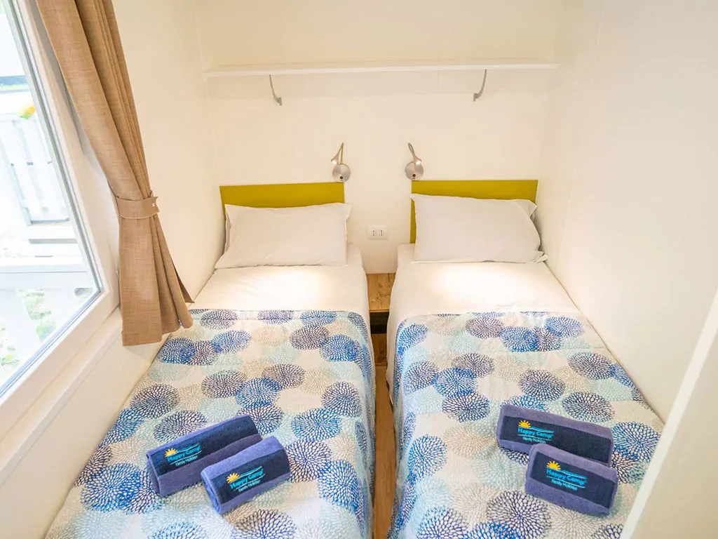 happy-superior-mobile-home-interier-bedroom-single-beds-3