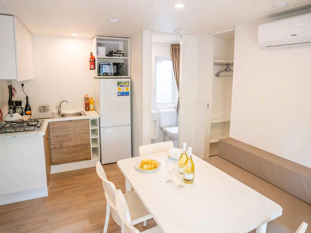 happy-superior-mobile-home-interier-living-area-champagne-3
