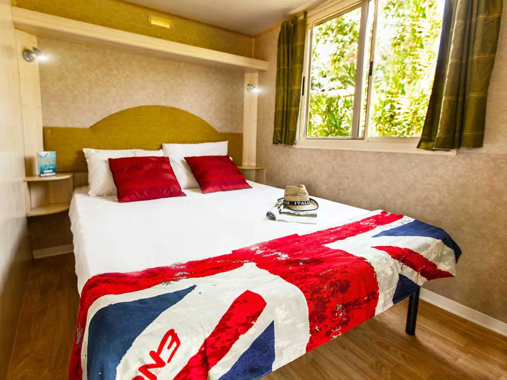 hu-stay-easy-mobile-homes-bedroom-3