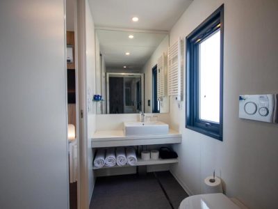 campsite-arena-kazela-deluxe-camping-villa-pool-bathroom-ii-2