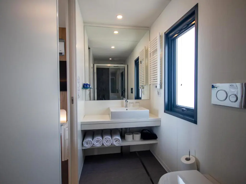 campsite-arena-kazela-deluxe-camping-villa-pool-bathroom-ii