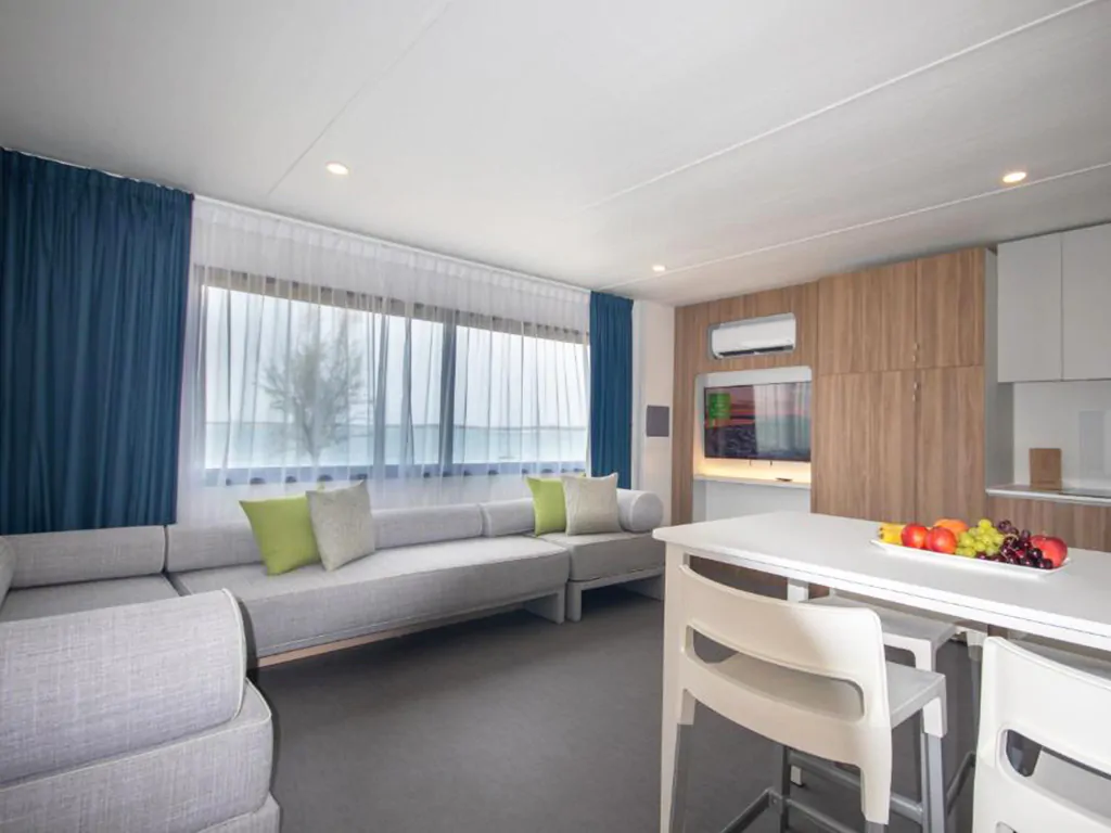 campsite-arena-kazela-deluxe-camping-villa-pool-interior-2