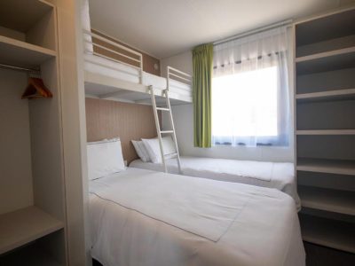 campsite-arena-kazela-deluxe-camping-villa-pool-second-bedroom-2