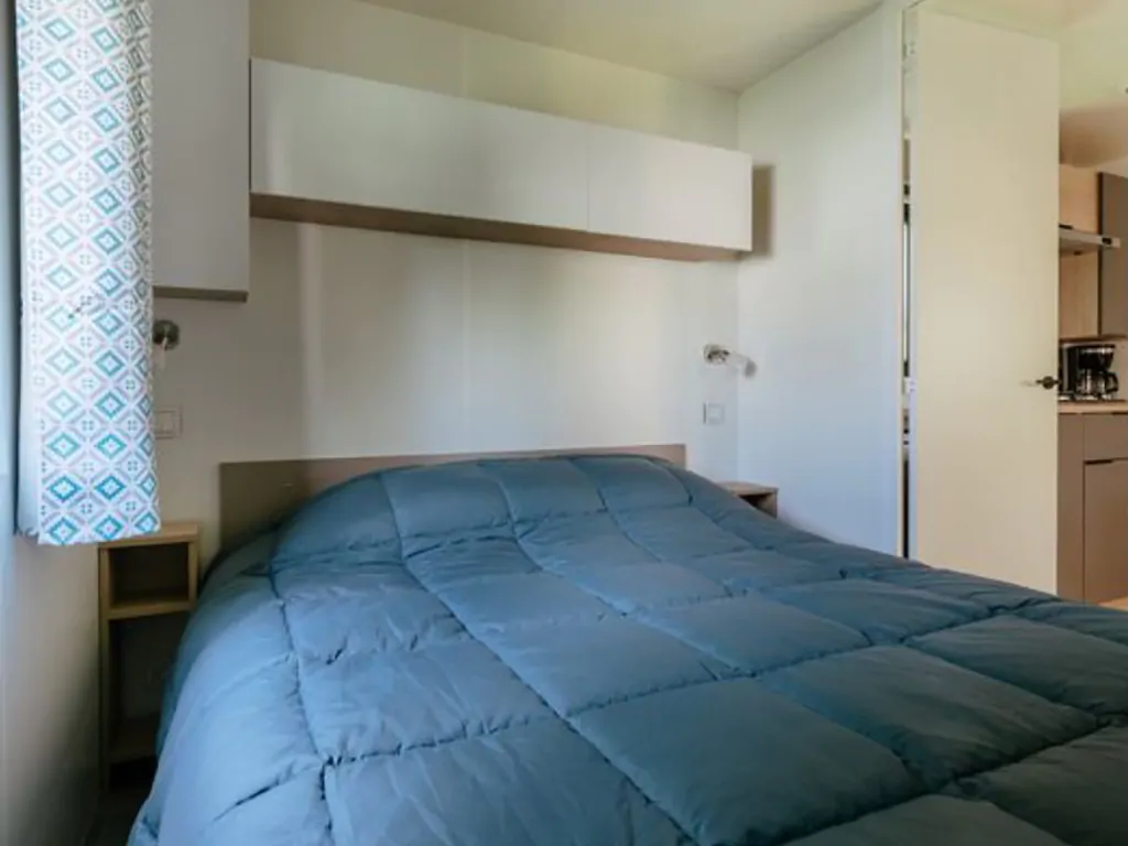 campsite-bijela-uvala-mobile-home-premium-interior-bedroom-double-bed