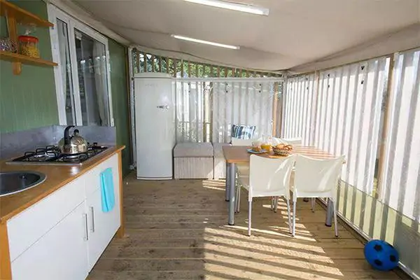 hybridlodge-clever-interior-kitchen-dining-table