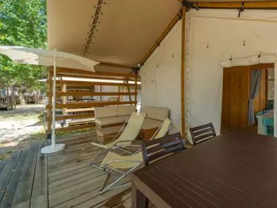 safari-luxe-tent-exterior-dining-table