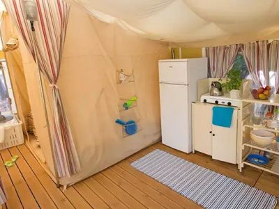 tent-bungalow-for-5-persons-interior-kitchen